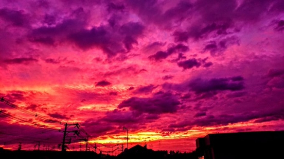 台风前紫色的天空